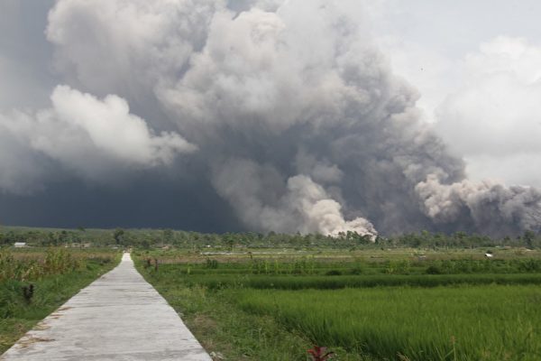 印尼火山噴發 6村莊受影響 當局發最高警告