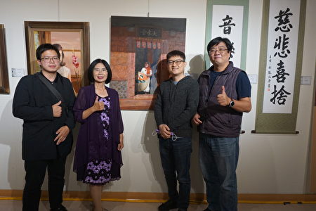 义守大学设计系助理教授陈建男(右二)非常赞赏年轻艺术家林晋豪(左1)的作品，不输大师级艺术家。