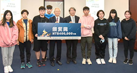 湯明哲校長（左五）與楊智偉副校長（右五）頒發銀質獎給獲獎代表同學。