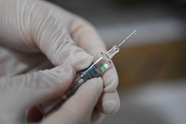 中共出台防疫十条 推老人打疫苗恐酿新问题