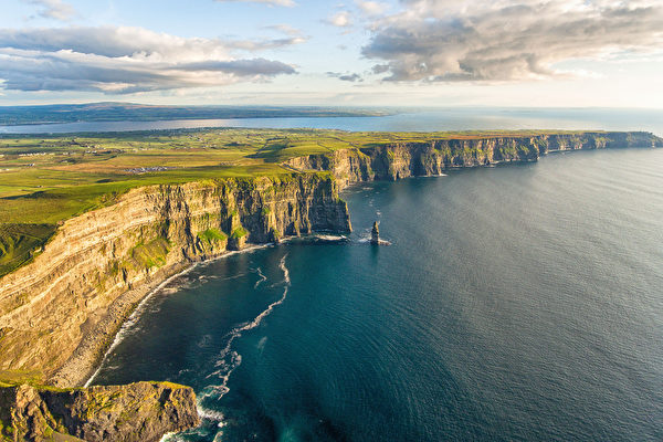 歐洲最高的懸崖在愛爾蘭 讓人看了兩腿發軟