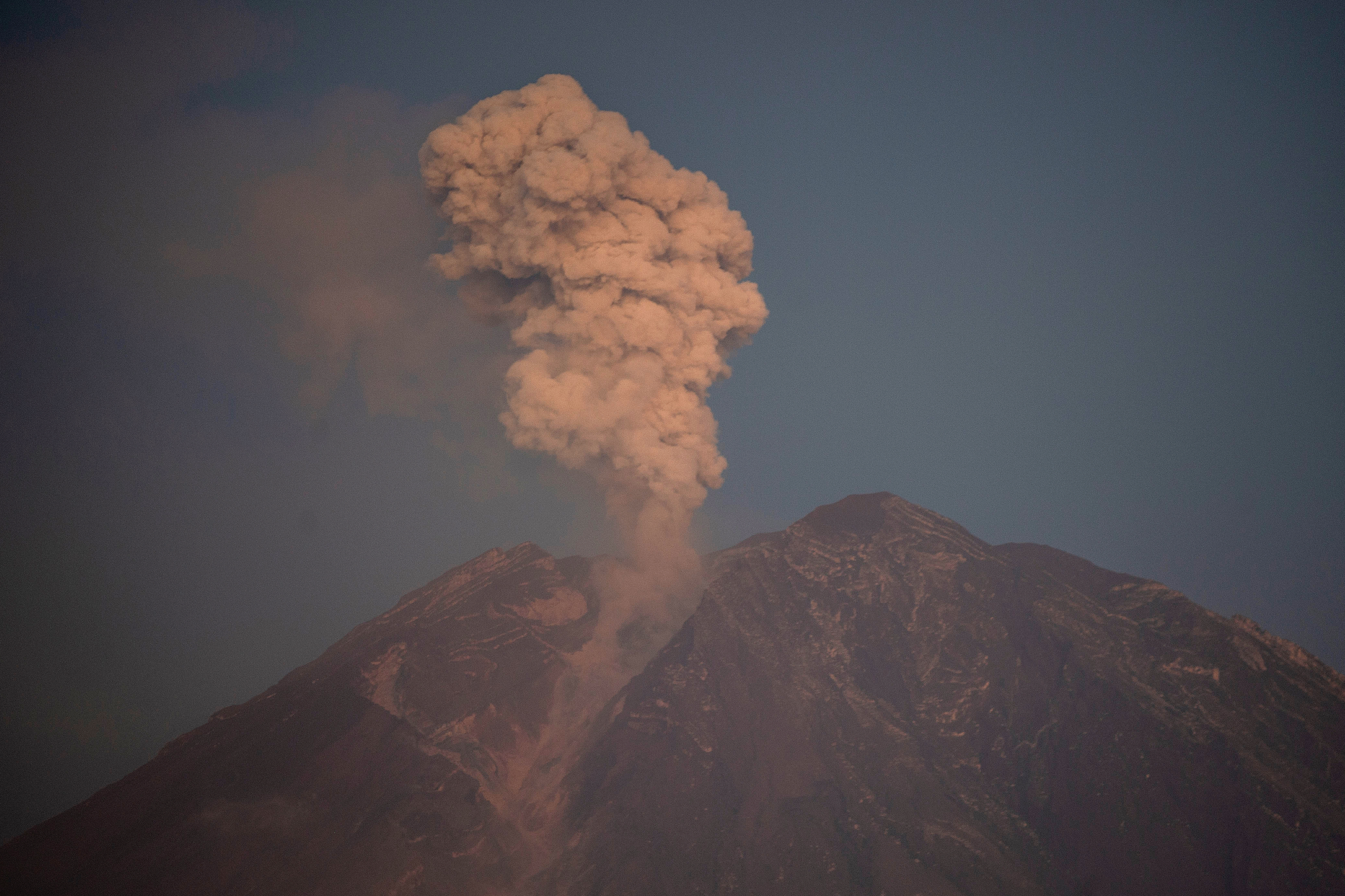 【圖輯】印尼塞梅魯火山噴發 近2500人撤離