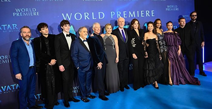 《阿凡达2》伦敦首映 三代“隆女郎”同台亮相