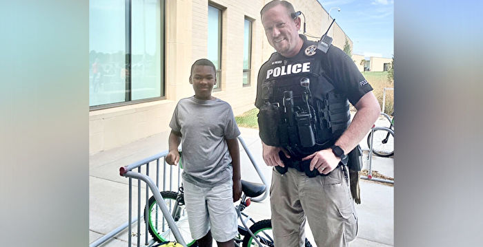 警察引导问题男孩端正品行 赠单车鼓励