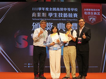  萧渊元主任（左起）、郑秝奾老师、林柏硕同学、林义栋校长。
