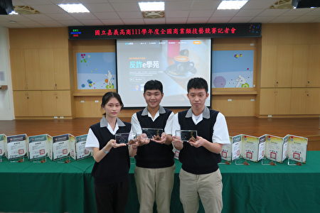  陈诗安同学（左起）、林柏硕同学、刘峻玮同学合照。