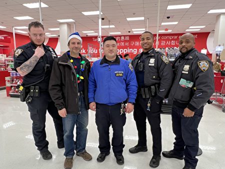 2022年12月9日，纽约市警局109分局社区联络官黄凌钦（中）表示，警局每年圣诞节前均为低收入的家庭送去温暖。