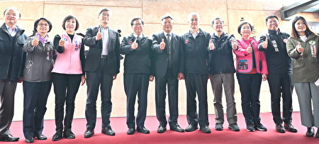 市长郑文灿、客委会主委杨长镇及与会贵宾共同揭牌合影。