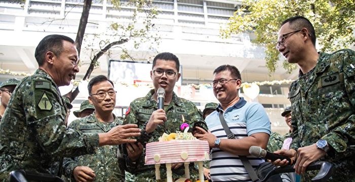 高空跳伞坠地奇迹生还 台伞兵重返部队庆生