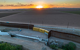 阻非法移民 亚利桑那州长用集装箱建边境墙