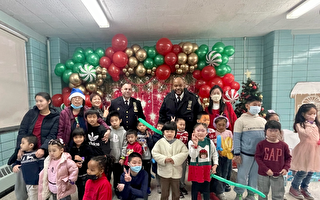 向120孩童派禮物 紐約北皇后區警員扮聖誕老人送暖