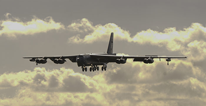 中共歼-11差点擦撞美军B-52 相距不足三米