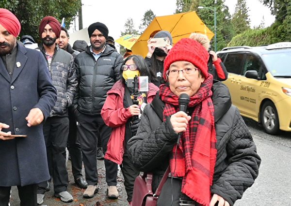 图：12月10日国际人权日，温哥华的九个民间组织在中领馆前举行集会抗议中共暴政，支持中国白纸革命。王炳章妹妹王玉华在讲话。（邱晨/大纪元）