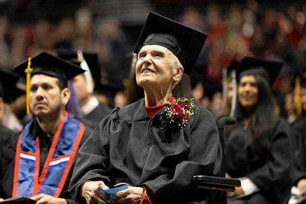 71年前就讀大一 美90歲老婦終於大學畢業