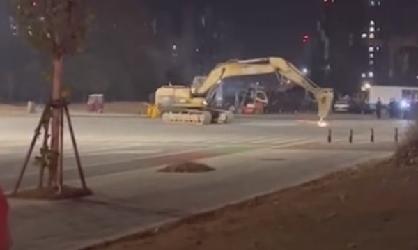 疑讨薪无果开挖掘机转圈致人死亡 郑州男被击毙