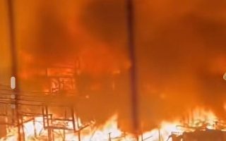 贵州锦屏一社区凌晨突发大火 大量木屋被焚毁