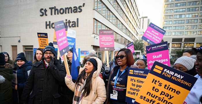 英国现多行业罢工潮 10万护士走上街头