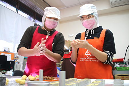 庇护员工小郁（右）在技术辅导员的指导下，制作严选宜兰在地小农食材的招牌新品“金枣酥”。