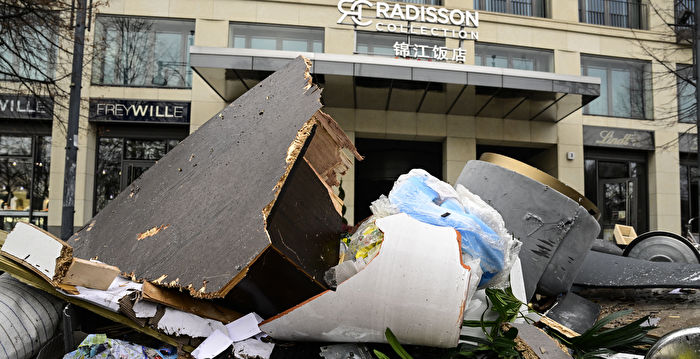 组图：德国巨大水族箱爆裂 逾千条鱼死亡