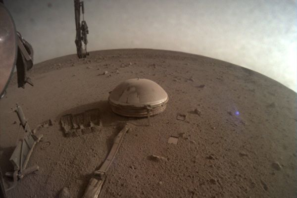 电量见底 NASA洞察号火星车释出告别照