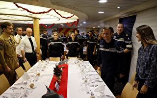 组图：法国总统马克龙参加戴高乐号圣诞晚宴
