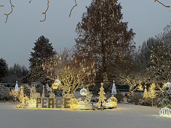 圖：溫哥華一豪宅被特別打造成「聖誕仙境」，令觀看者嘖嘖稱奇。（黃宗芹提供）