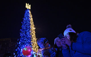 组图：俄乌战争期间 基辅竖立圣诞树祈求和平