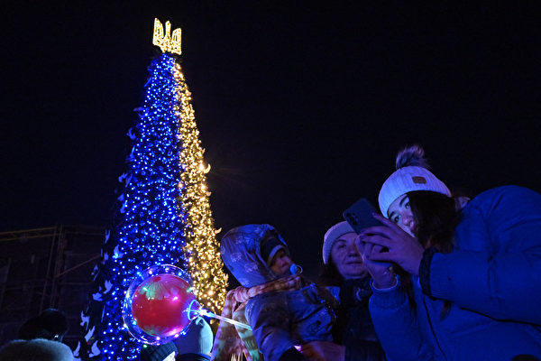 組圖：俄烏戰爭期間 基輔豎立聖誕樹祈求和平