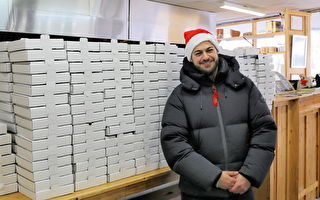 組圖：聖誕節回報社區 餐館老闆免費送千份披薩