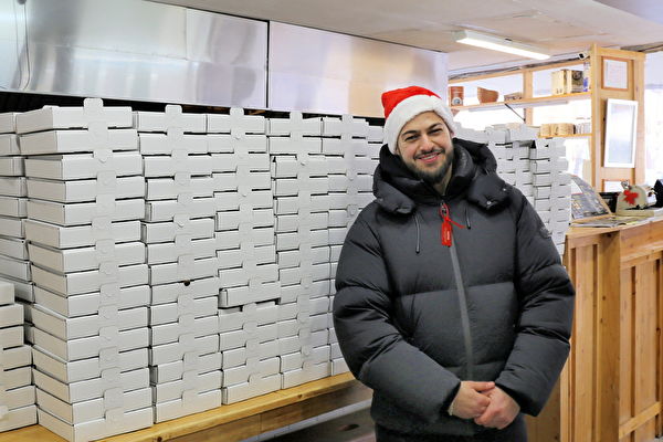 組圖：聖誕節回報社區 餐館老闆免費送千份披薩