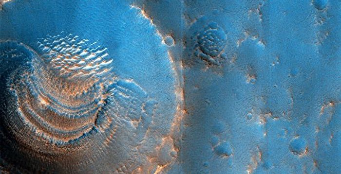火星陨石坑内现“神秘形状” 科学家困惑不解