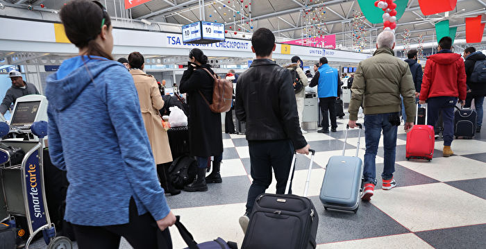 拜登：政府正就航空公司取消航班追责