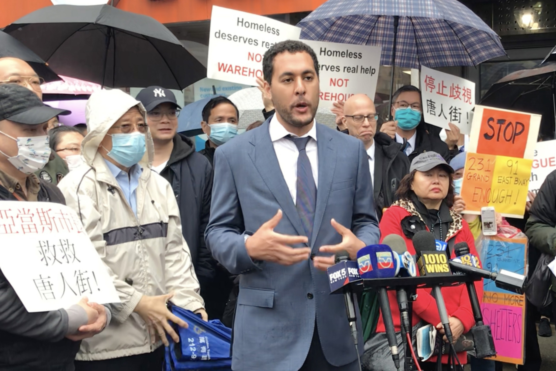2022年5月2日,纽约市议员Christopher Marte现身曼哈顿华埠的游民所集会示威活动,亲口证实市长办公室喊停格兰街231号游民所。(林宜君/大纪元)
