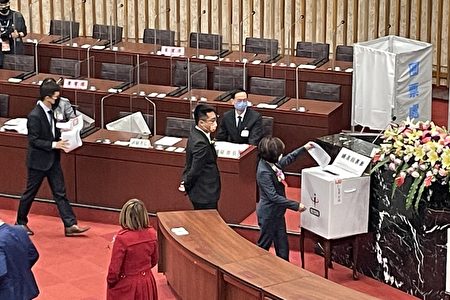 民进党高雄市议长候选人康裕成(右一)投下选票。