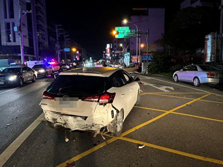 桃園市中壢區耶誕夜發生一件自小客車違規迴轉碰撞車禍現場，圖為被撞的小貨車。