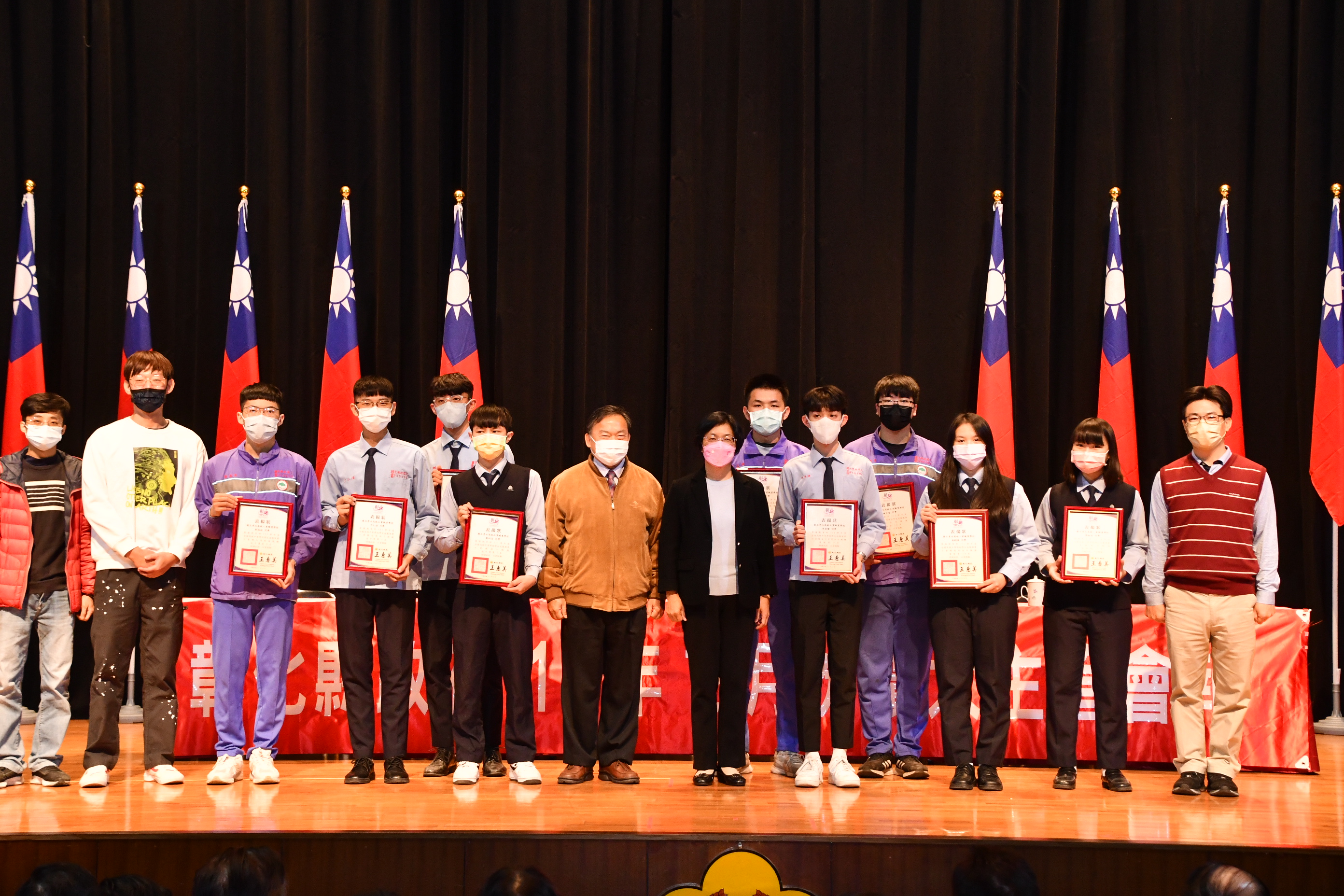 彰县长表扬技艺竞赛  勇夺39座金手奖的学生