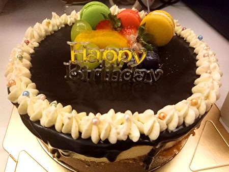 阿山在每塊蛋糕上，用「生日快樂」傳遞真誠的祝福。