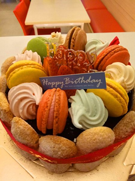 阿山在每塊蛋糕上，用「生日快樂」傳遞真誠的祝福。