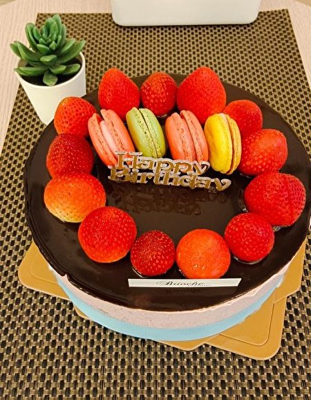 阿山喜歡用草莓妝點蛋糕，用生日快樂傳遞祝福。