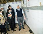 謝展寰到香港大成街街市視察滅鼠工作