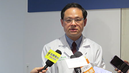 联新国际医院陈右纬医师说明“急性脑中风”区域联防的现况与成效。