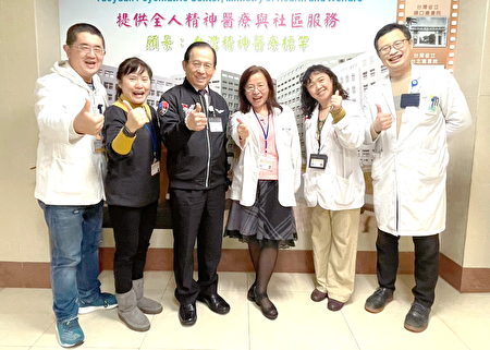 桃园市社会局长陈宝民与桃疗团队合影。