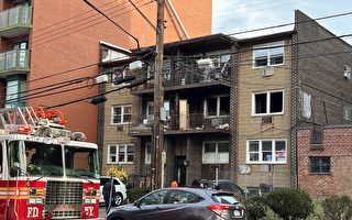 纽约法拉盛公寓楼火灾 消防员用梯子把西语裔租户救出