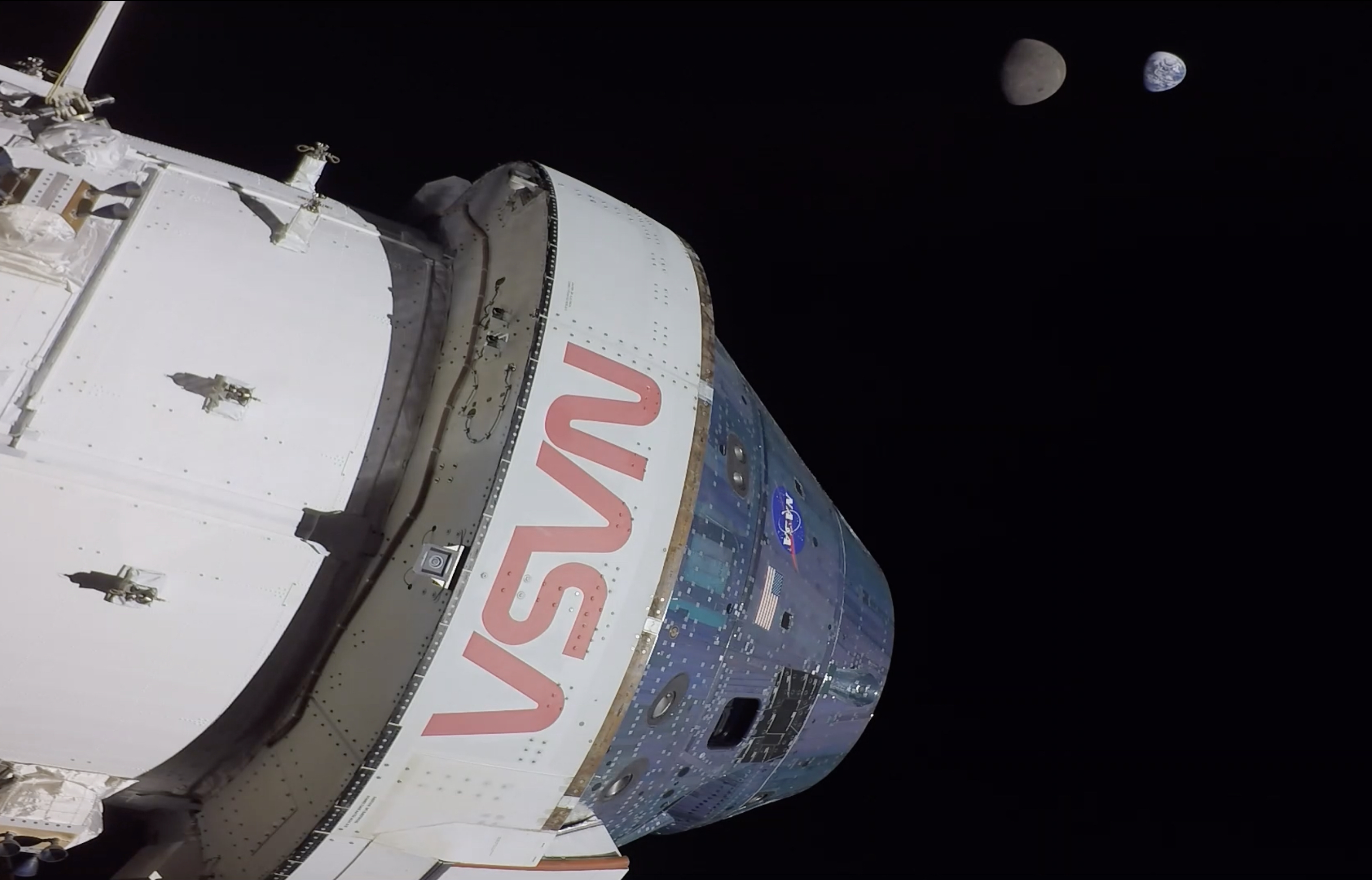 猎户座飞船自拍照，右上方可以看到背景中的地球和月球。(NASA)