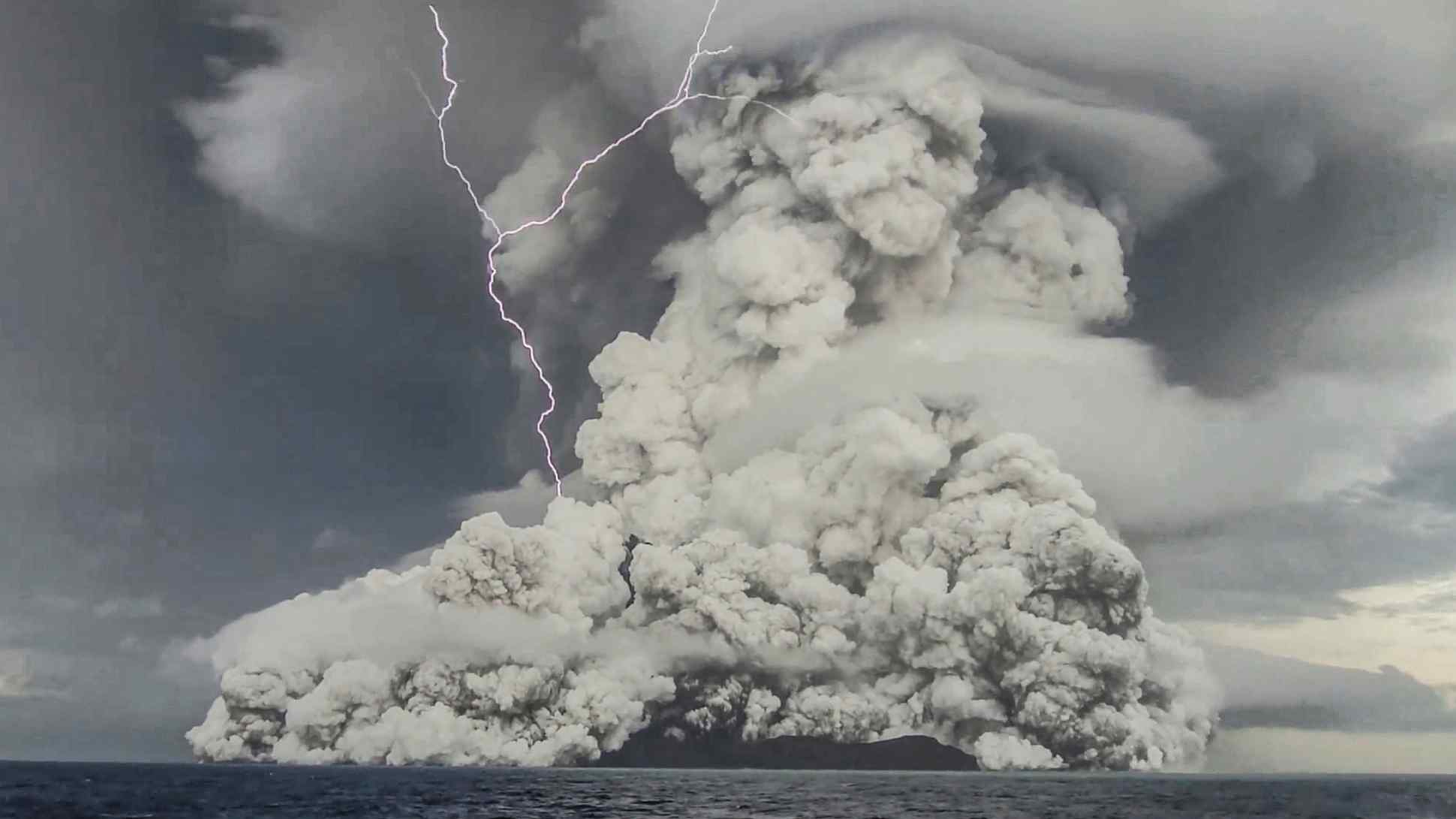 汤加火山大喷发。(Tonga Geological Services)