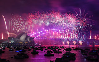 组图：悉尼放烟火庆新年 逾百万人涌向海滨观看
