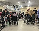 疫情雪崩北京醫院缺病床 患者坐輪椅吸氧