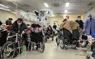 疫情雪崩北京医院缺病床 患者坐轮椅吸氧