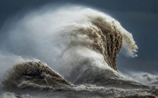組圖：極端風暴中攝影師拍攝出史詩般浪潮