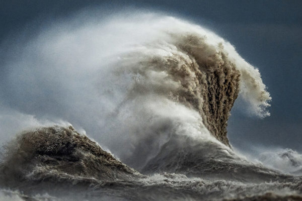 组图：极端风暴中摄影师拍摄出史诗般浪潮